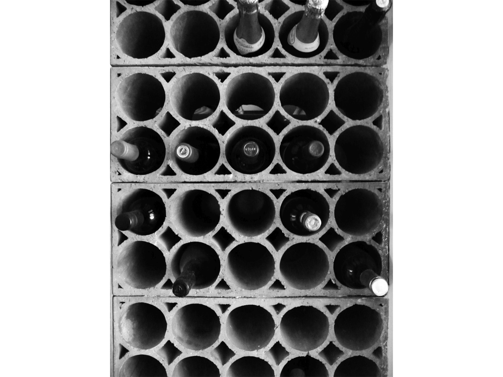 Weinregal Gartenanlage mit Sitzbereich  Raumkontrast Kleine Oase